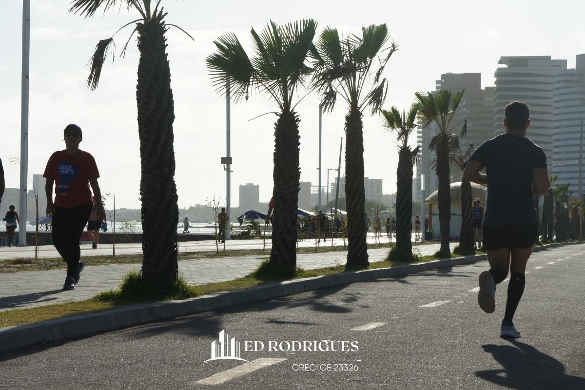 Pessoas correndo e praticando esportes