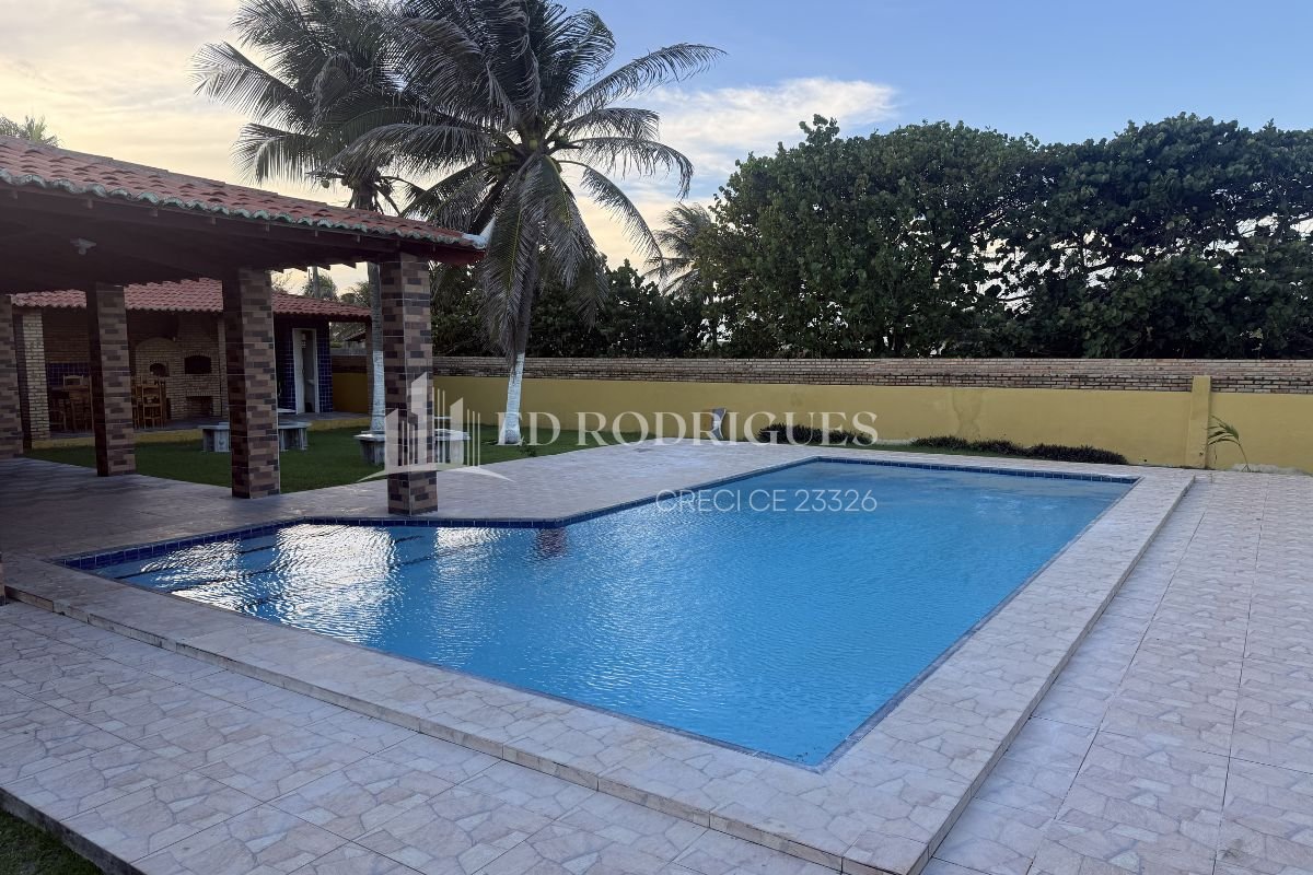 Piscina no jardim de casa na praia